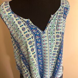 Hollister Sleeveless Printed V-Neck Women's Top in Light Blue and Navy